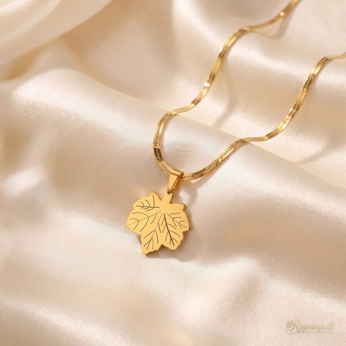 Gold Maple Leaf Pendant Necklace — Sparkling Lip Chain 1