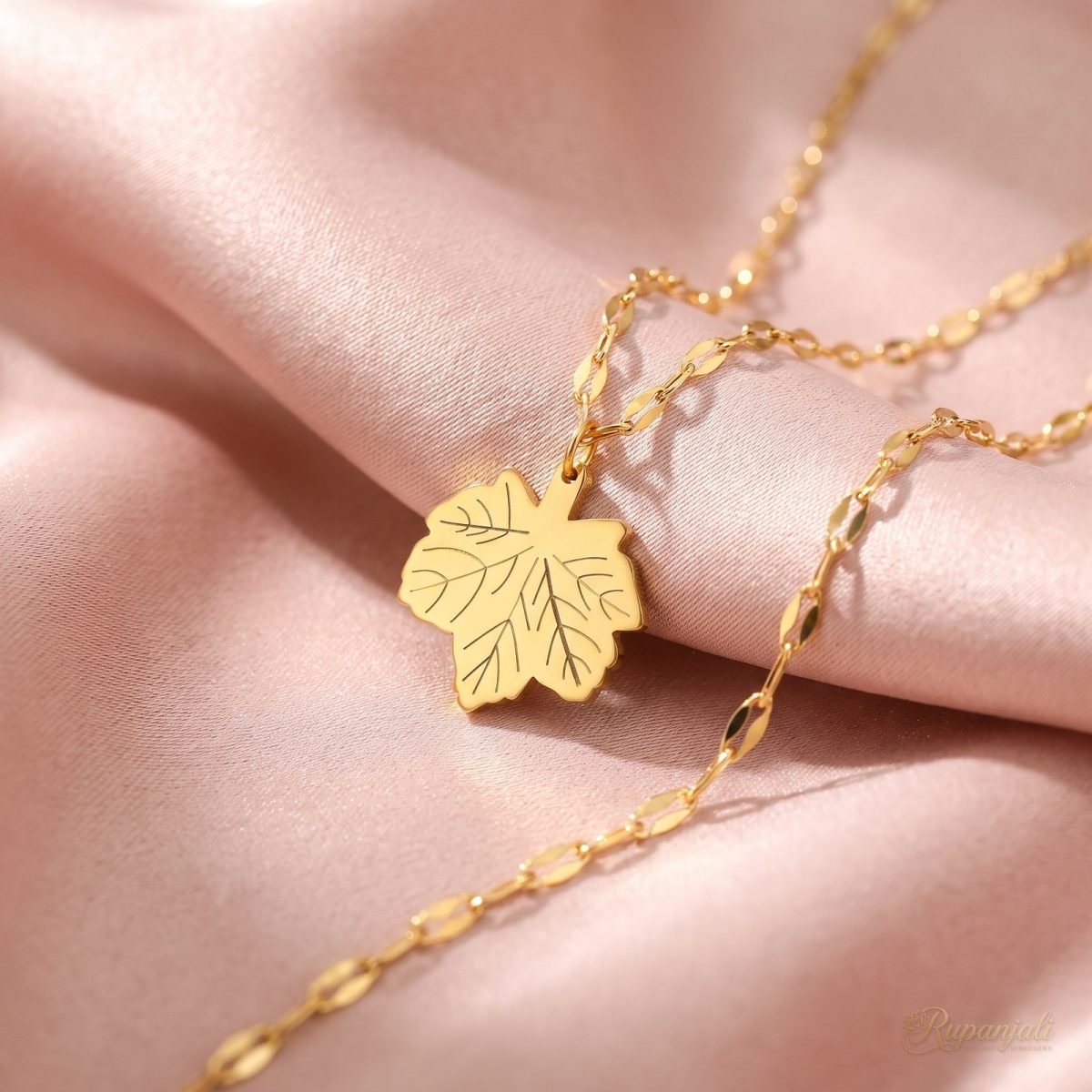 Gold Maple Leaf Pendant Necklace — Sparkling Lip Chain 4
