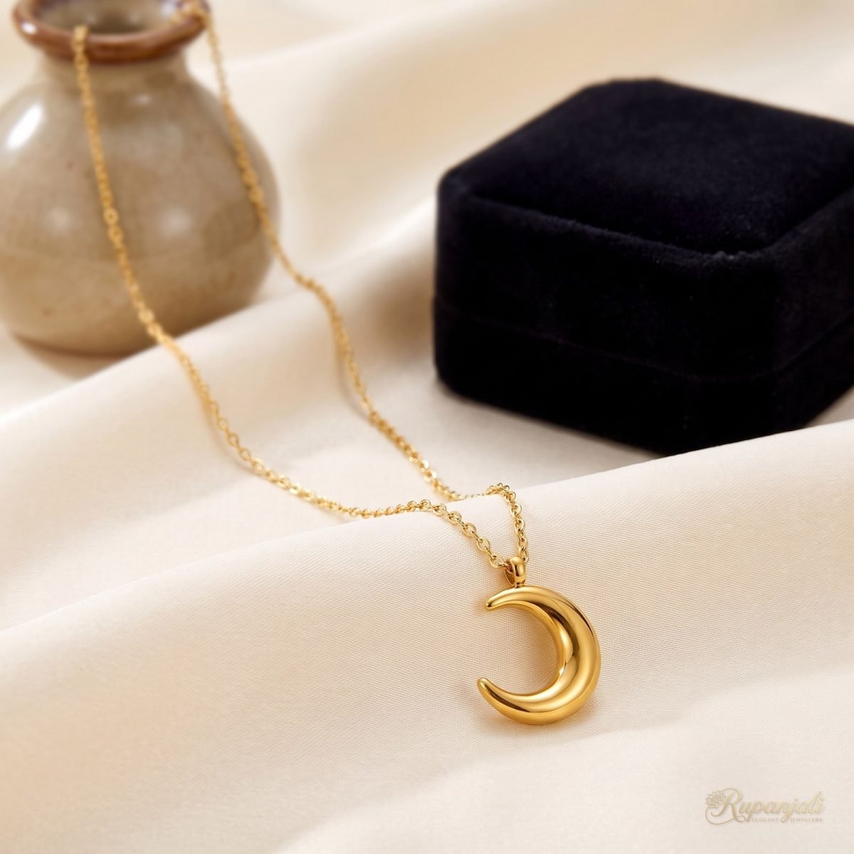 3D Crescent Moon Necklace — Retro Gold Clavicle Chain 2
