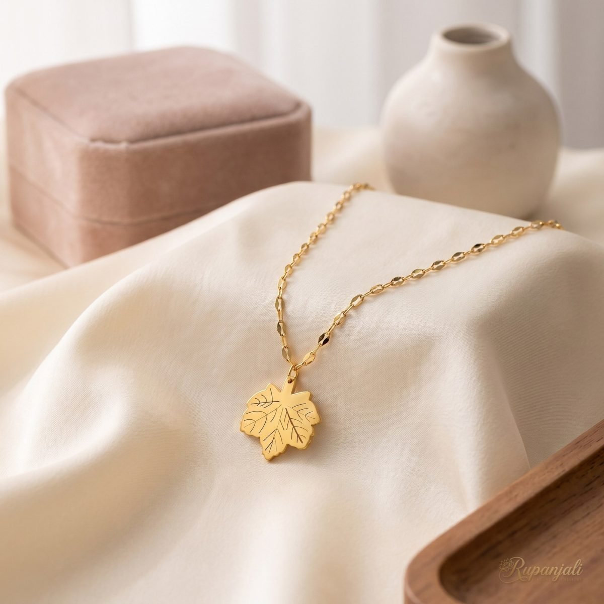 Gold Maple Leaf Pendant Necklace — Sparkling Lip Chain 2
